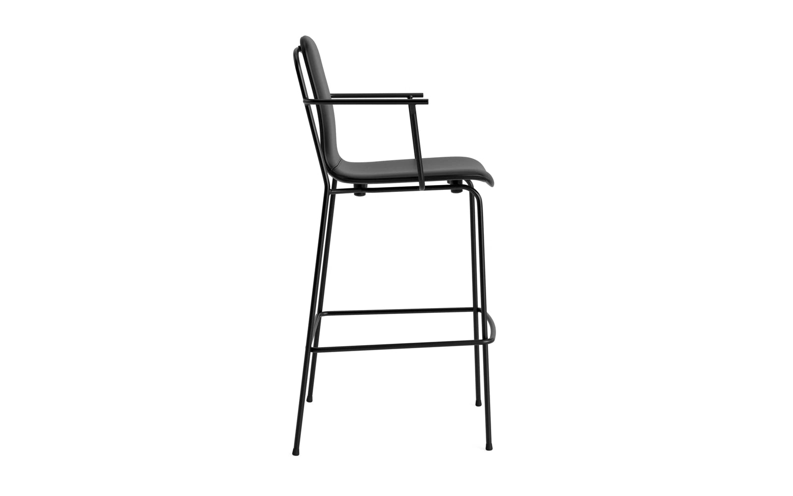 Erleben Sie den stilvollen Studio Barstuhl mit Armlehne von Normann Copenhagen. Gepolstert in edlem Ultra Leder und mit einem stabilen Stahlrahmen, bietet er perfekten Sitzkomfort und modernes Design.