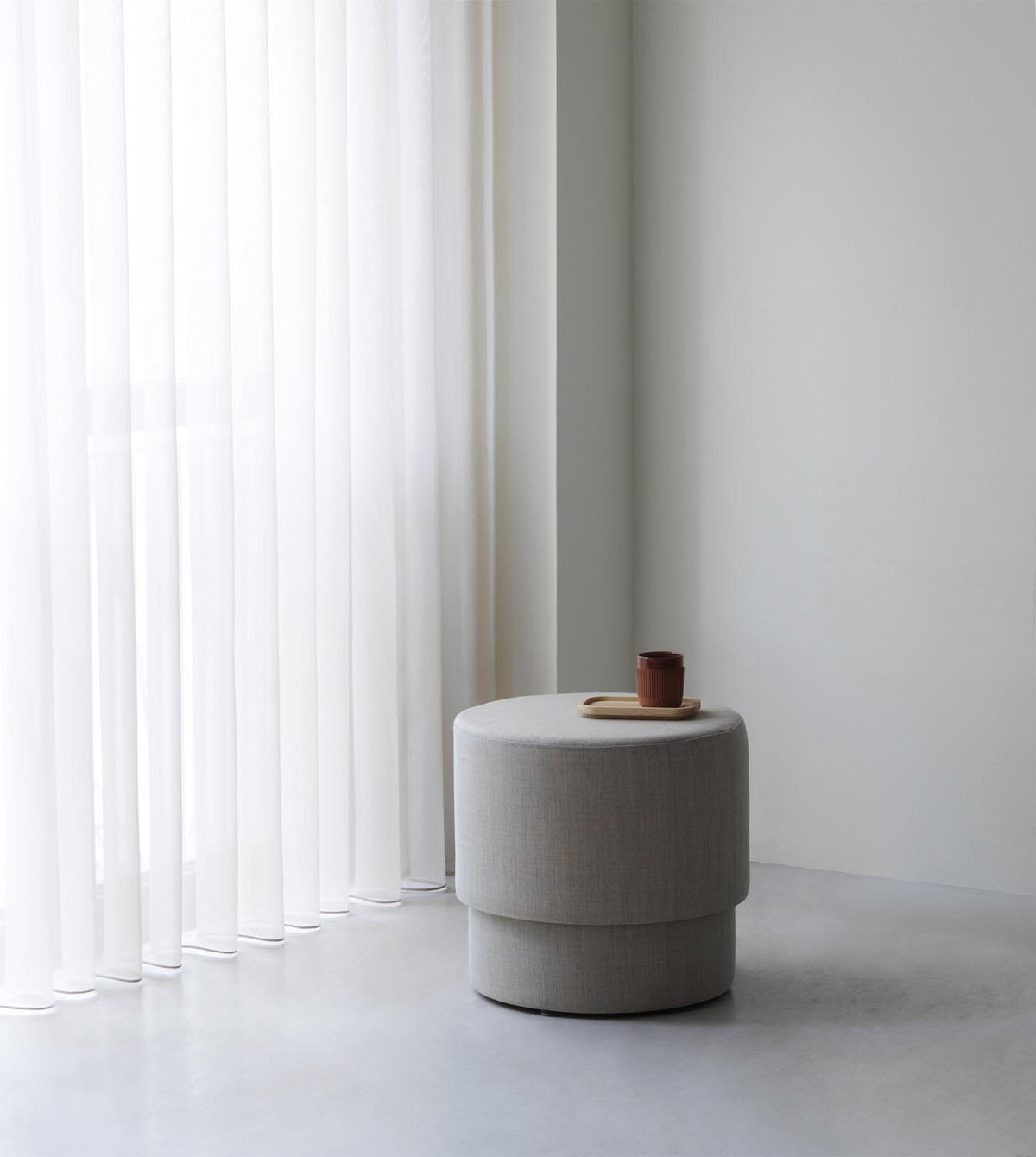 Runder Pouf aus PU-Schaum auf Sperrholzsockel, bezogen mit Textil Canvas 224, Modell Silo Pouf klein von Normann Copenhagen.