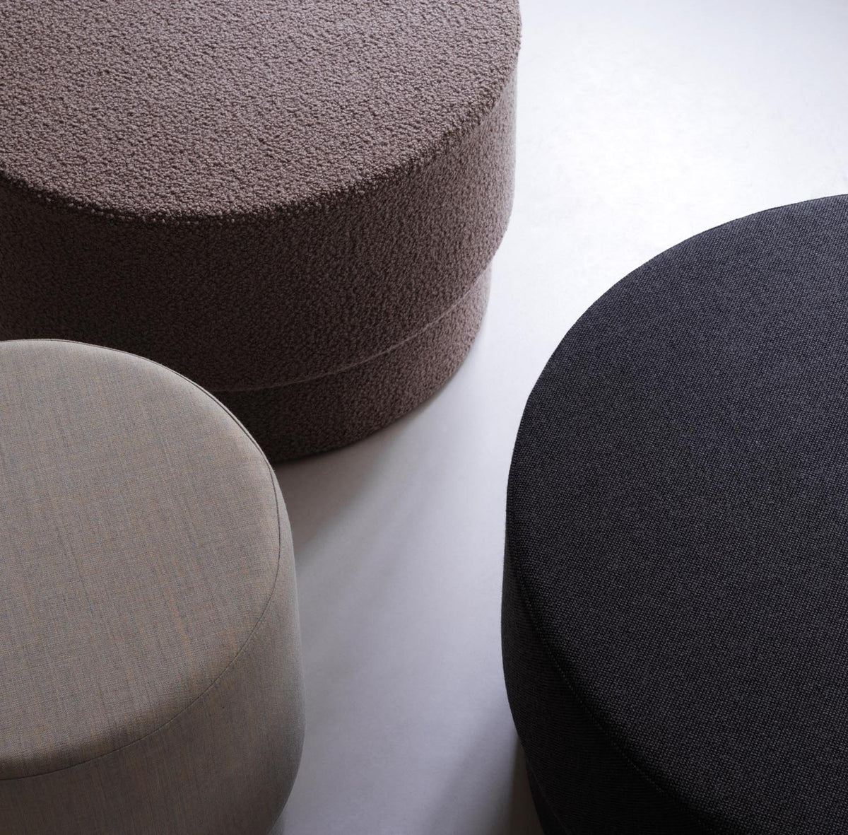 Runder Pouf aus PU-Schaum auf Sperrholzsockel, bezogen mit Textil Canvas 224, Modell Silo Pouf klein von Normann Copenhagen.