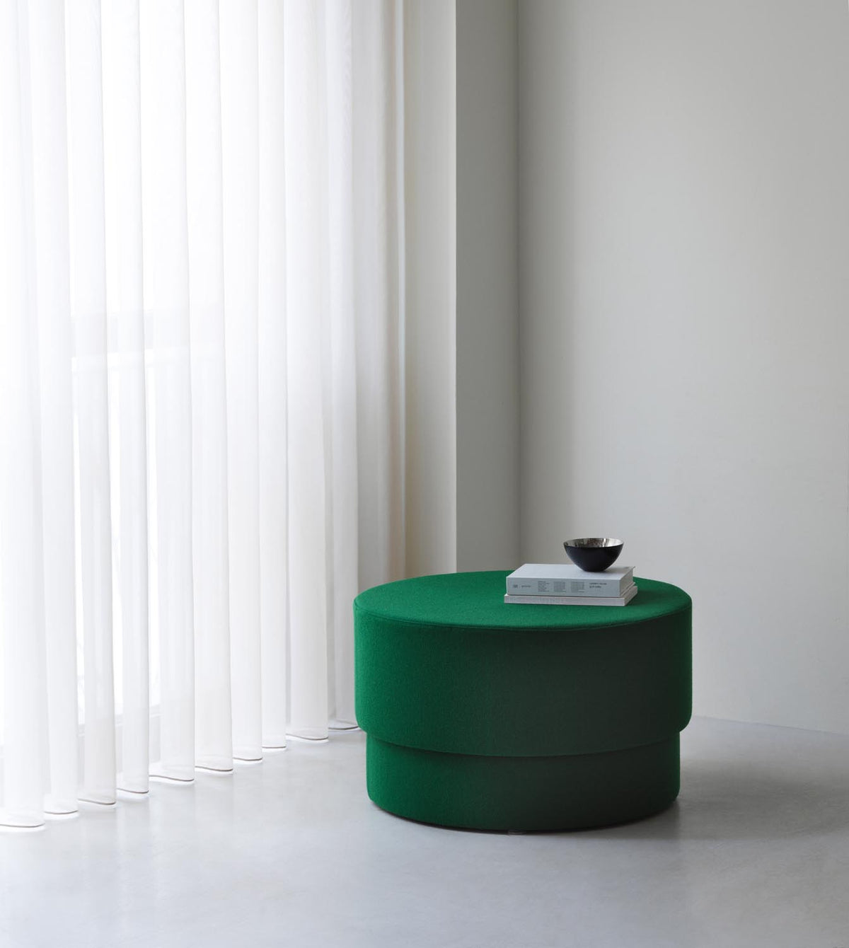 Zylindrischer Pouf Silo von Normann Copenhagen in Stoff Hallingdal 944, Sperrholzsockel, Höhe 43 cm, Durchmesser 70 cm.