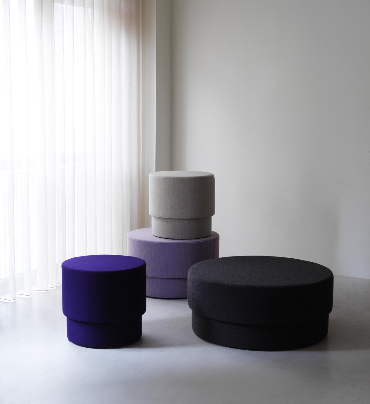 Zylindrischer Pouf aus Sperrholz und PU-Schaum, bezogen mit Textilstoff Hallingdal 0173, Durchmesser 90 cm, Höhe 39 cm.
