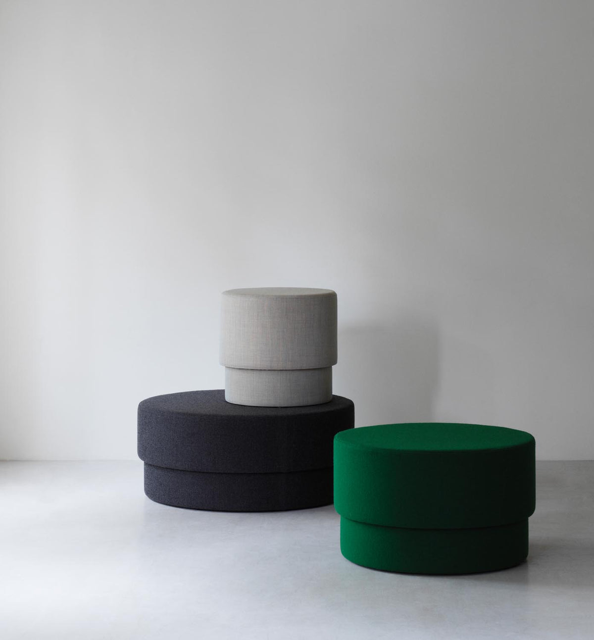 Zylindrischer Pouf aus Sperrholz und PU-Schaum, bezogen mit Textilstoff Hallingdal 0173, Durchmesser 90 cm, Höhe 39 cm.
