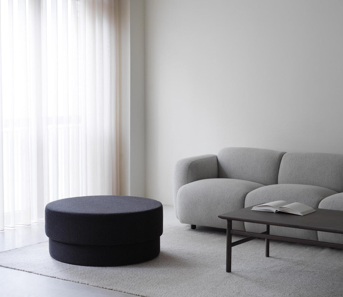 Zylindrischer Pouf aus Sperrholz und PU-Schaum, bezogen mit Textilstoff Hallingdal 0173, Durchmesser 90 cm, Höhe 39 cm.