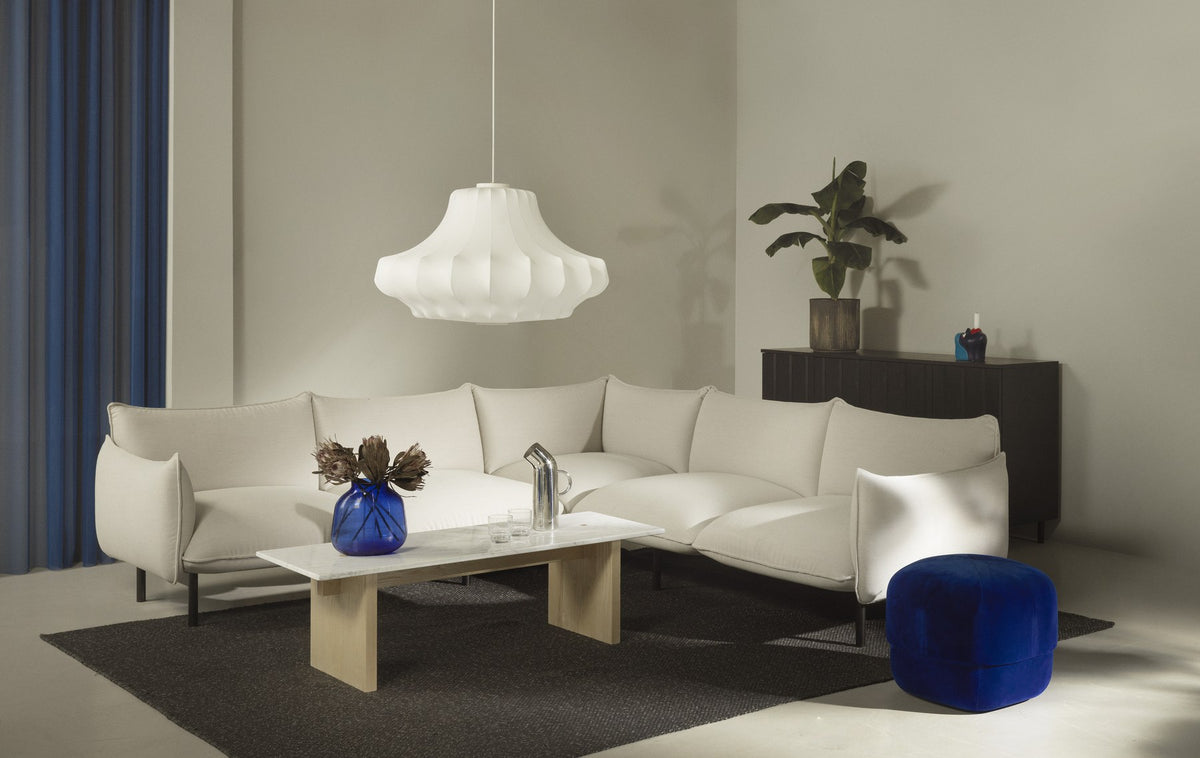 Ark modulares Sofa, 3-Sitzer mit Chaise Longue, Bezug Hallingdal, gepolsterte Kissenform, Gestell aus pulverbeschichtetem Stahl.