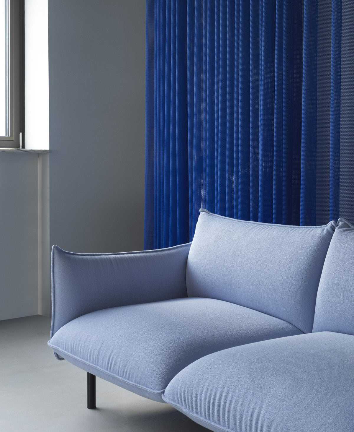 Ark modulares 2-Sitzer Sofa von Normann Copenhagen in Hellblau, gepolstert mit geschwungenen Kissenformen auf Stahlbeinen.