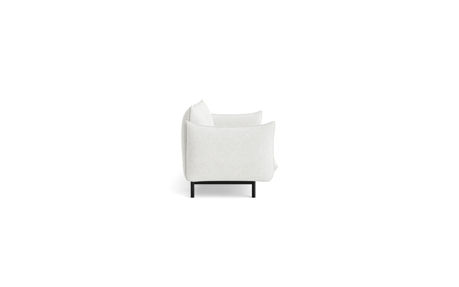 Das Ark 3er Sofa von Normann Copenhagen besticht durch sanfte Rundungen, pralle Kissen und eine luftige, minimalistische Optik.
