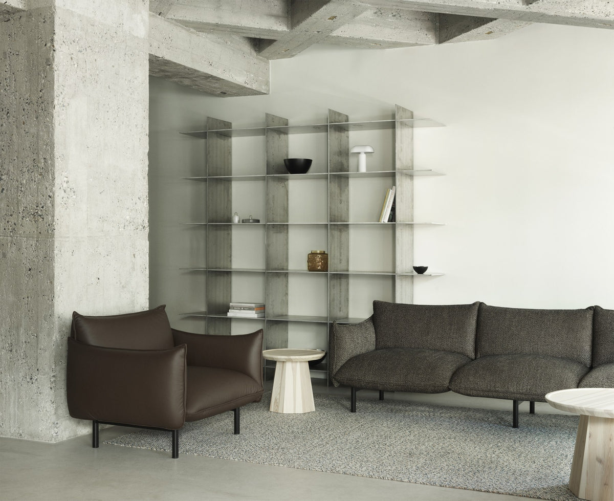 Ark modulares Sofa 3-Sitzer von Normann Copenhagen in Braun, geschwungene Kissenoptik, Beine aus pulverbeschichtetem Stahl.