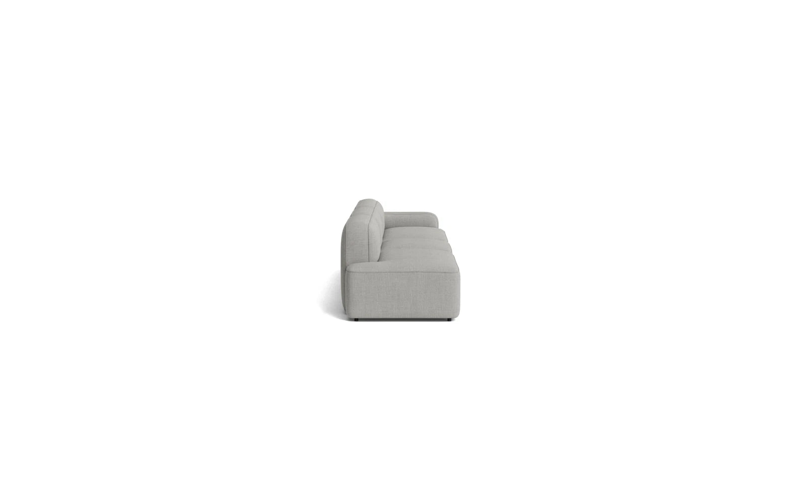 Erleben Sie das Rope Sofa 3-Sitzer mit rechter Armlehne von Normann Copenhagen – minimalistisches Design trifft auf höchsten Komfort und individuelle Anpassungsmöglichkeiten.