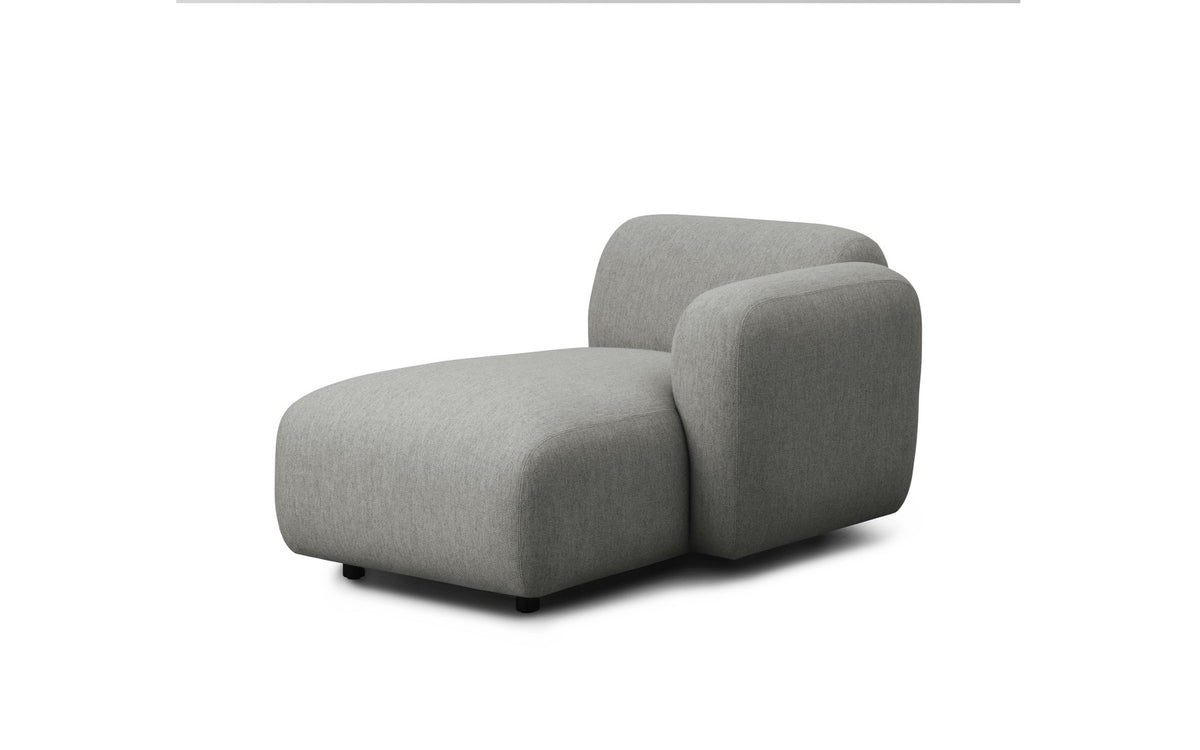 Modulares 4er Sofa Swell mit Chaise Longue rechts und Armlehne, Bezug in Stoff Hallingdal 0110, Rahmen aus Holz, Beine aus bemaltem Eschenholz.