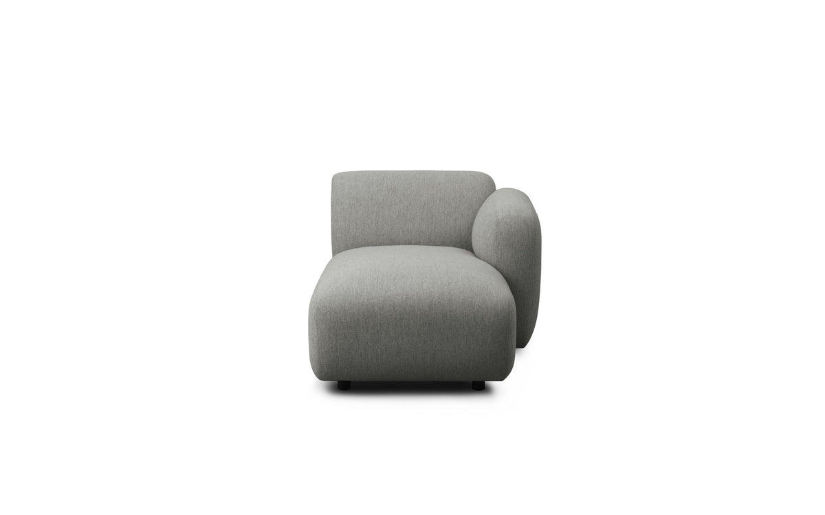 Modulares 4er Sofa Swell mit Chaise Longue rechts und Armlehne, Bezug in Stoff Hallingdal 0110, Rahmen aus Holz, Beine aus bemaltem Eschenholz.