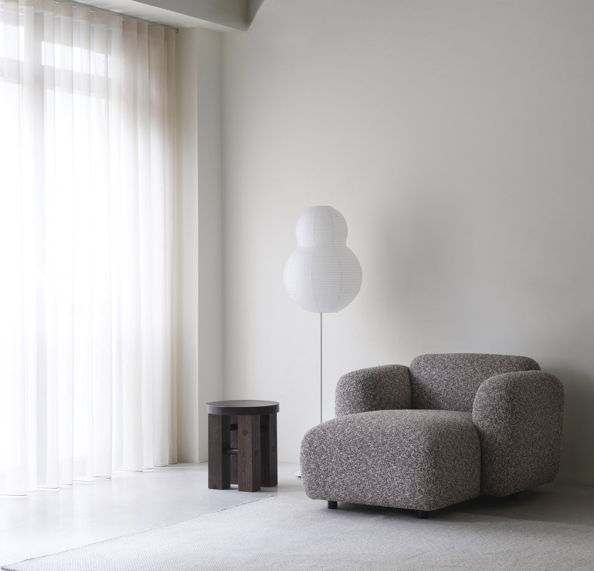 Swell L-Sofa rechts von Normann Copenhagen mit Stoffbezug Hallingdal 0110, geschwungenen Armlehnen und Beinen aus lackiertem Eschenholz.