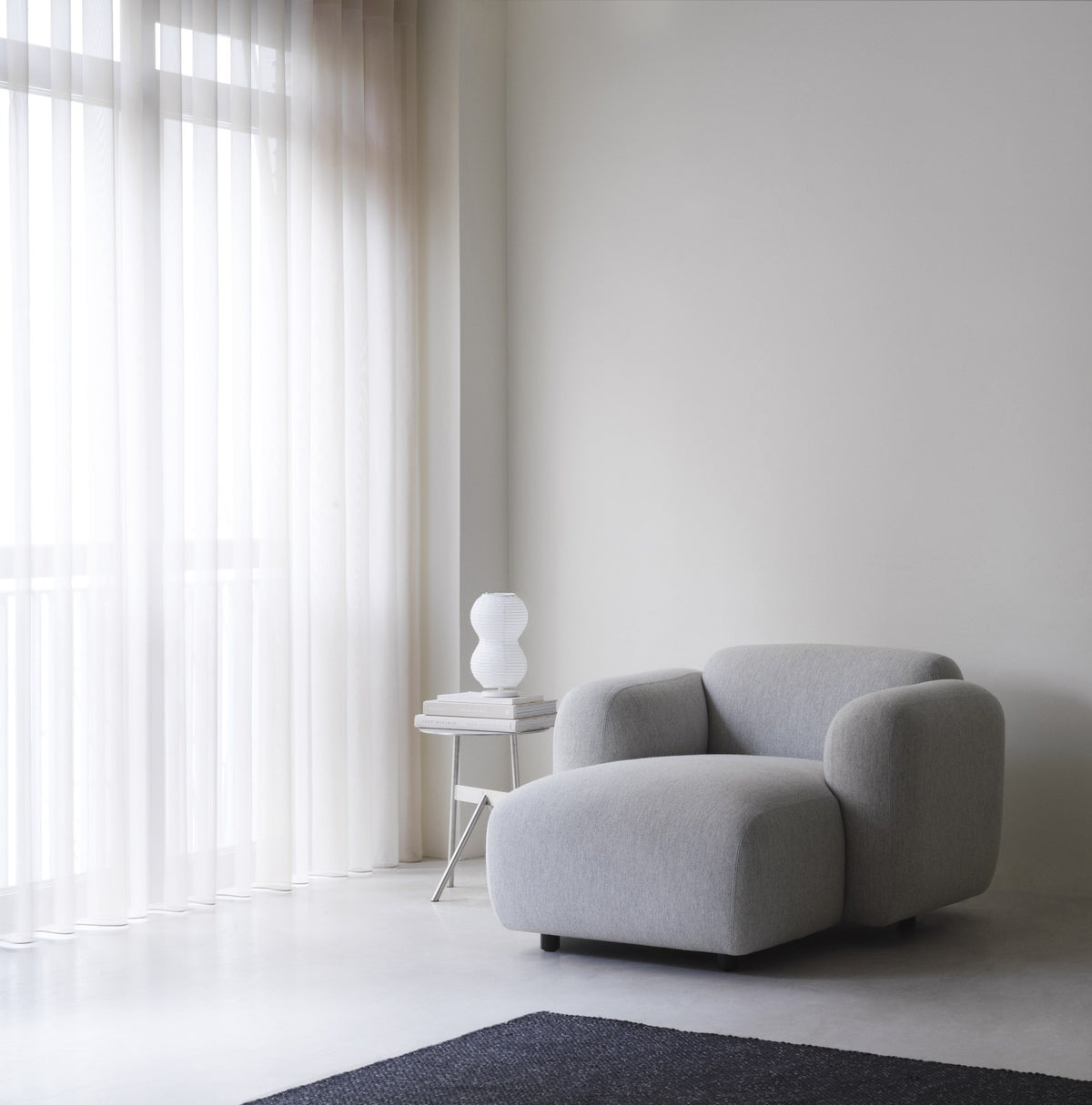 Swell L-Sofa rechts von Normann Copenhagen mit Stoffbezug Hallingdal 0110, geschwungenen Armlehnen und Beinen aus lackiertem Eschenholz.