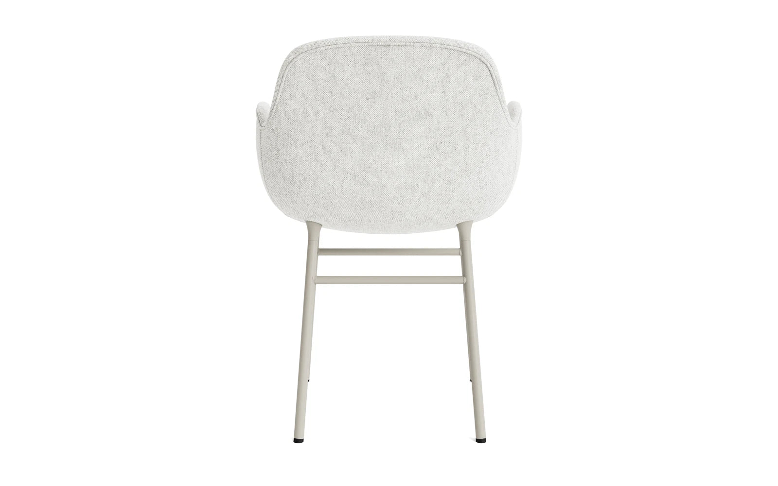 Erleben Sie den Form Lehnstuhl in edlem Hellgrau, gepolstert mit luxuriösem Hallingdal-Stoff. Perfekt für modernes Wohndesign und höchsten Sitzkomfort.