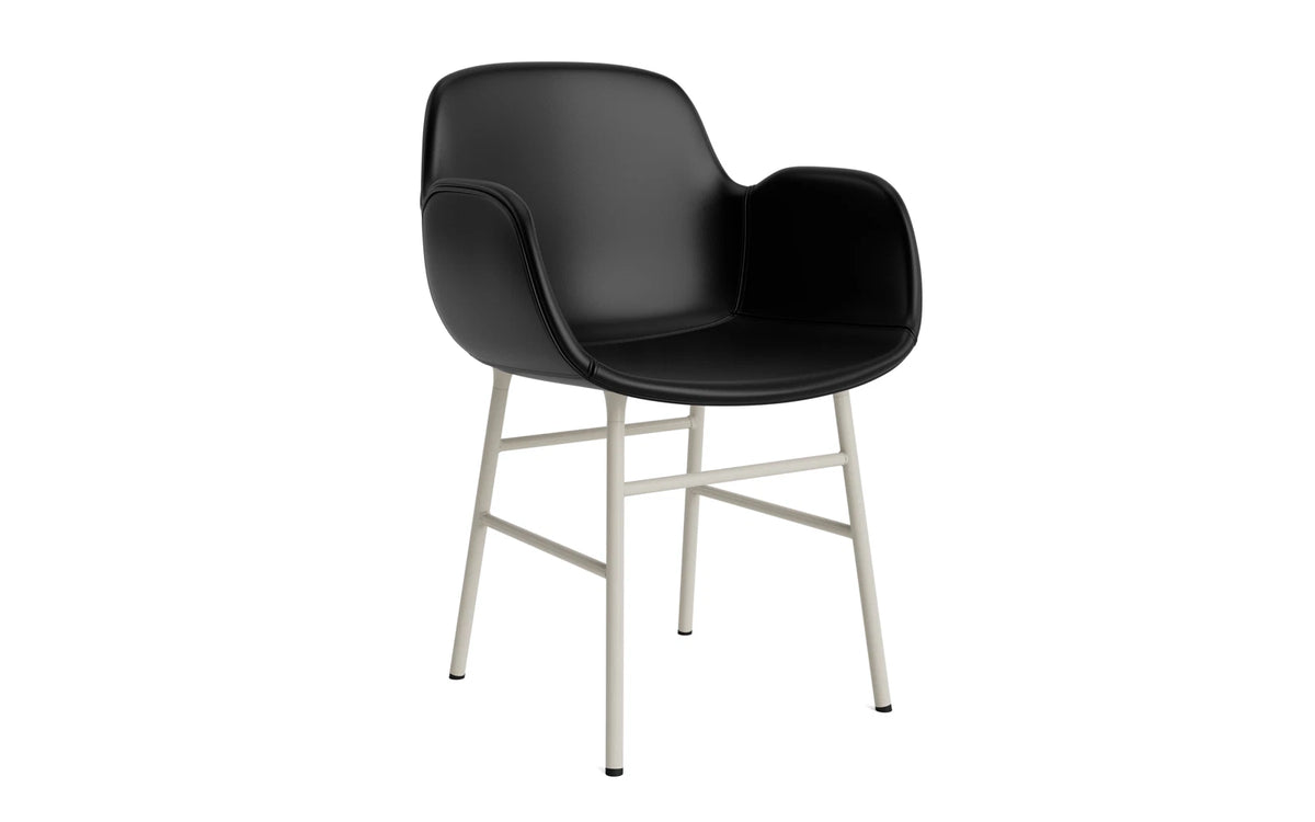 Form Lehnstuhl gepolstert Hellgrau Stahl Ultra Leder in Ultra 41599 präsentiert im Onlineshop von KAQTU Design AG. Stuhl mit Armlehne ist von Normann Copenhagen