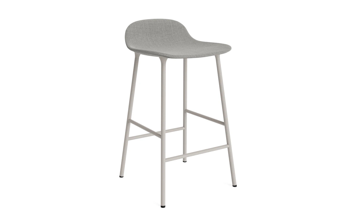 Form Barstuhl 65 cm gepolstert warmes grau Stahl Remix in Remix 133 präsentiert im Onlineshop von KAQTU Design AG. Barstuhl ist von Normann Copenhagen