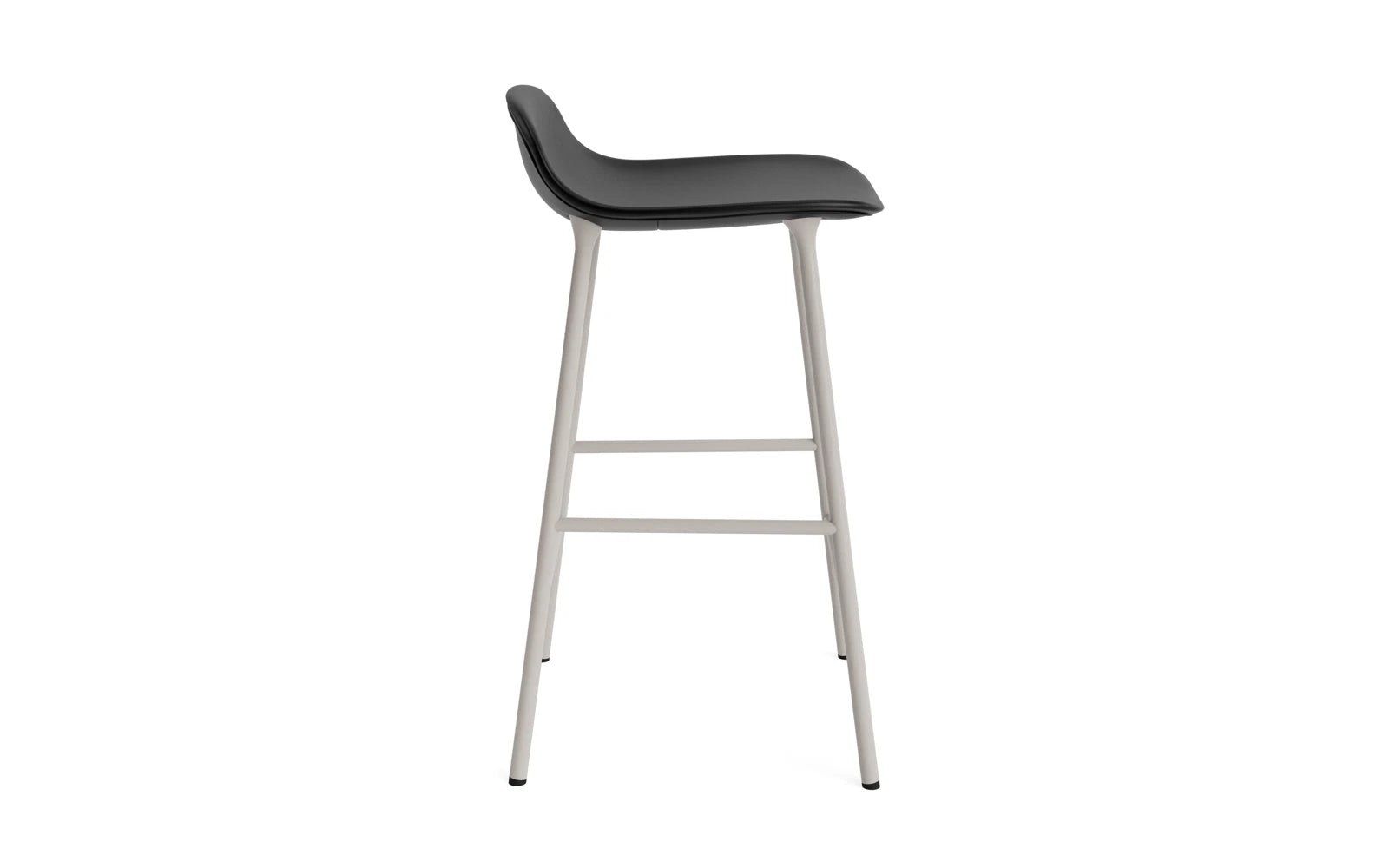 Genießen Sie den eleganten Form Barstuhl 65 cm in warmem Grau, gepolstert für optimalen Sitzkomfort und ausgestattet mit einem robusten Stahlgestell von Normann Copenhagen.