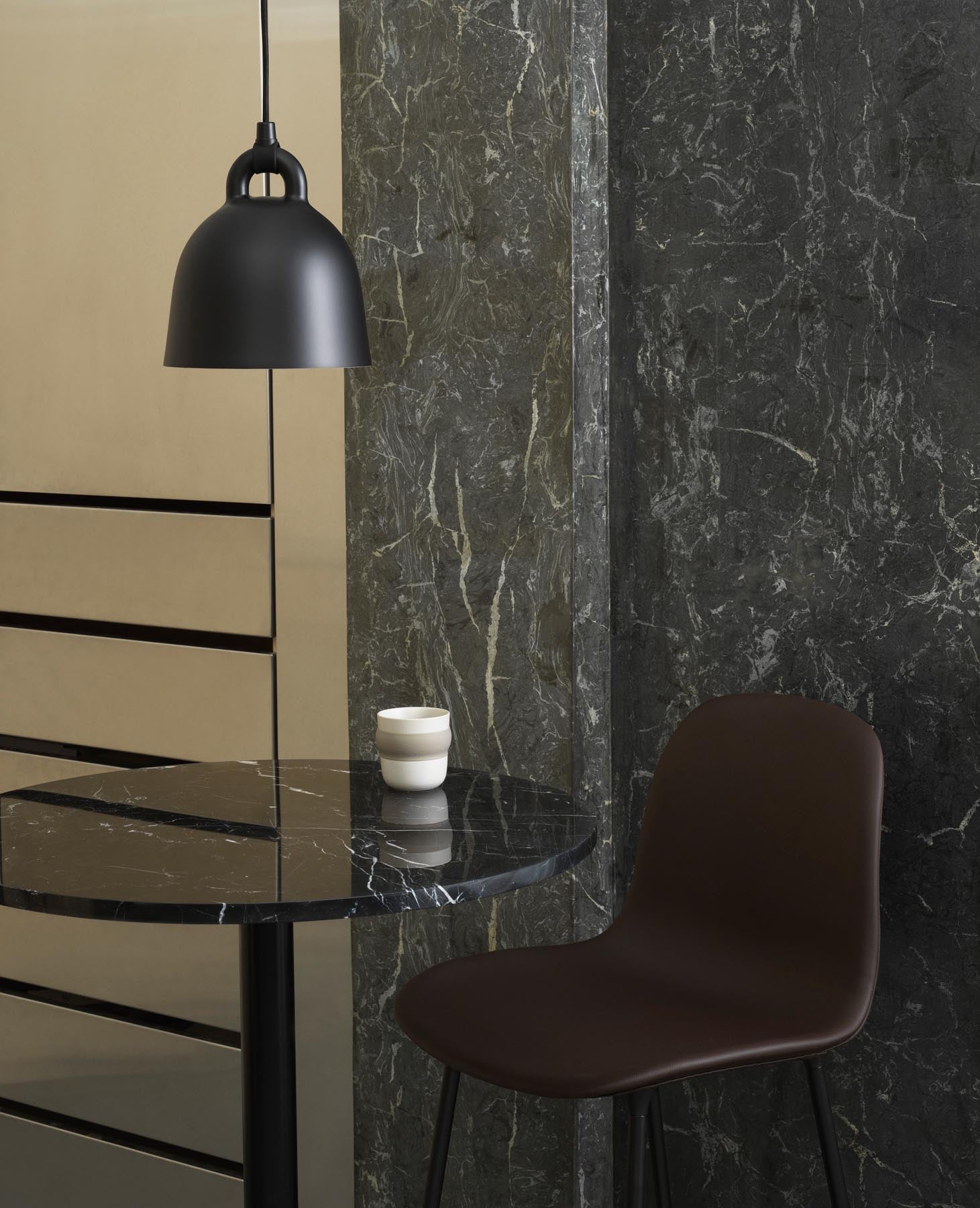 Erleben Sie den eleganten Form Barstuhl 65 cm in creme, gepolstert und aus robustem Stahl Remix von Normann Copenhagen – der perfekte Akzent für Ihr Zuhause.