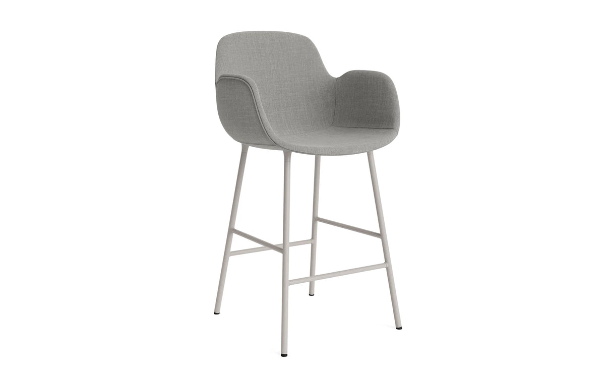 Form Barstuhl mit Armlehne 65 cm gepolstert Warmes grau Stahl/Remix in Remix 133 präsentiert im Onlineshop von KAQTU Design AG. Barstuhl ist von Normann Copenhagen