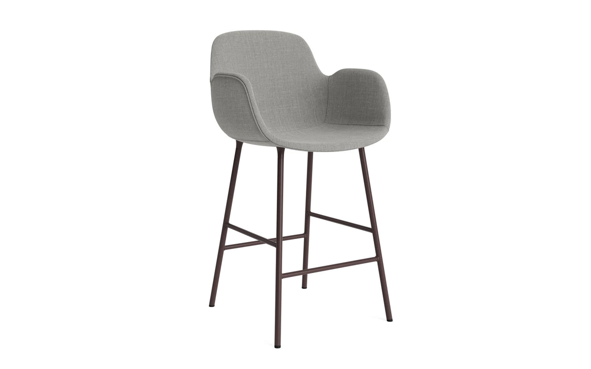 Form Barstuhl mit Armlehne 65 cm gepolstert Braun Stahl/Remix in Remix 133 präsentiert im Onlineshop von KAQTU Design AG. Barstuhl ist von Normann Copenhagen