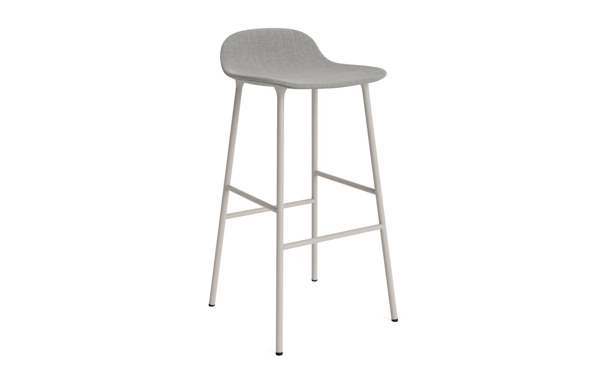 Form Barstuhl 75 cm gepolstert Stahl Warmes Grau Remix in Remix 133 präsentiert im Onlineshop von KAQTU Design AG. Barstuhl ist von Normann Copenhagen
