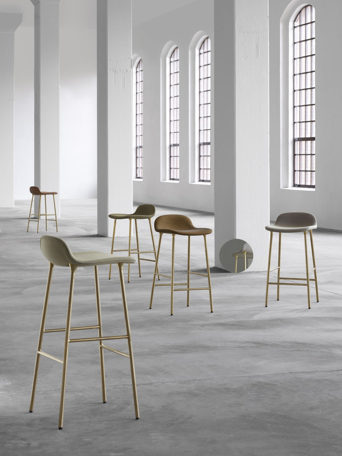 Form Barstuhl 75 cm von Normann Copenhagen, beige gepolstert, Sitzschale aus Polypropylen mit PU-Schaum auf Gestell aus pulverbeschichtetem Stahl.
