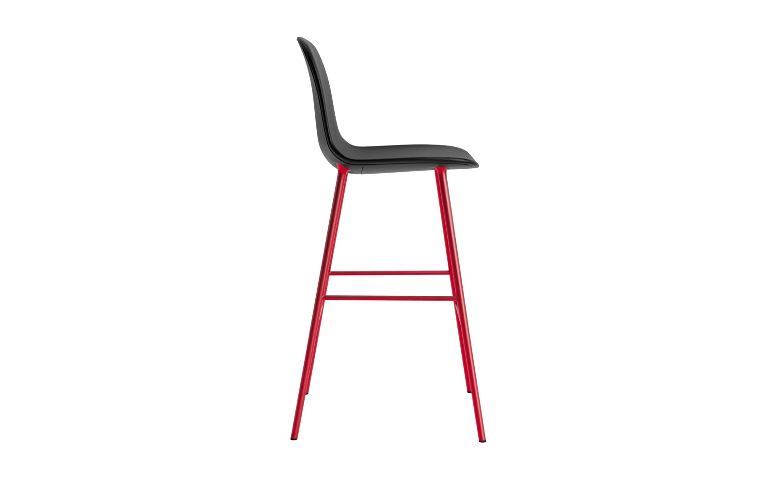 Erleben Sie den Form Barstuhl 75 cm in strahlendem Rot von Normann Copenhagen. Gepolstert für ultimativen Komfort, perfekt für stilvolle Küchen und Bars.