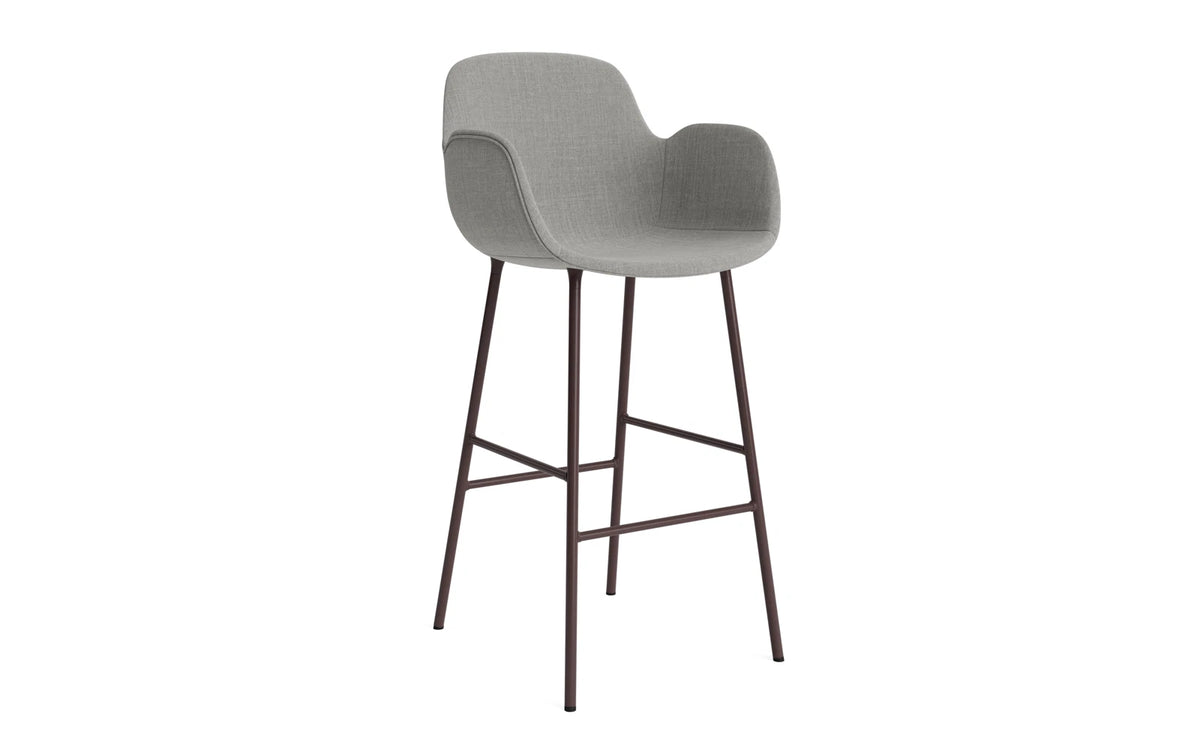 Form Barstuhl mit Armlehne 75 cm gepolstert Braun Stahl/Remix in Remix 133 präsentiert im Onlineshop von KAQTU Design AG. Barstuhl ist von Normann Copenhagen