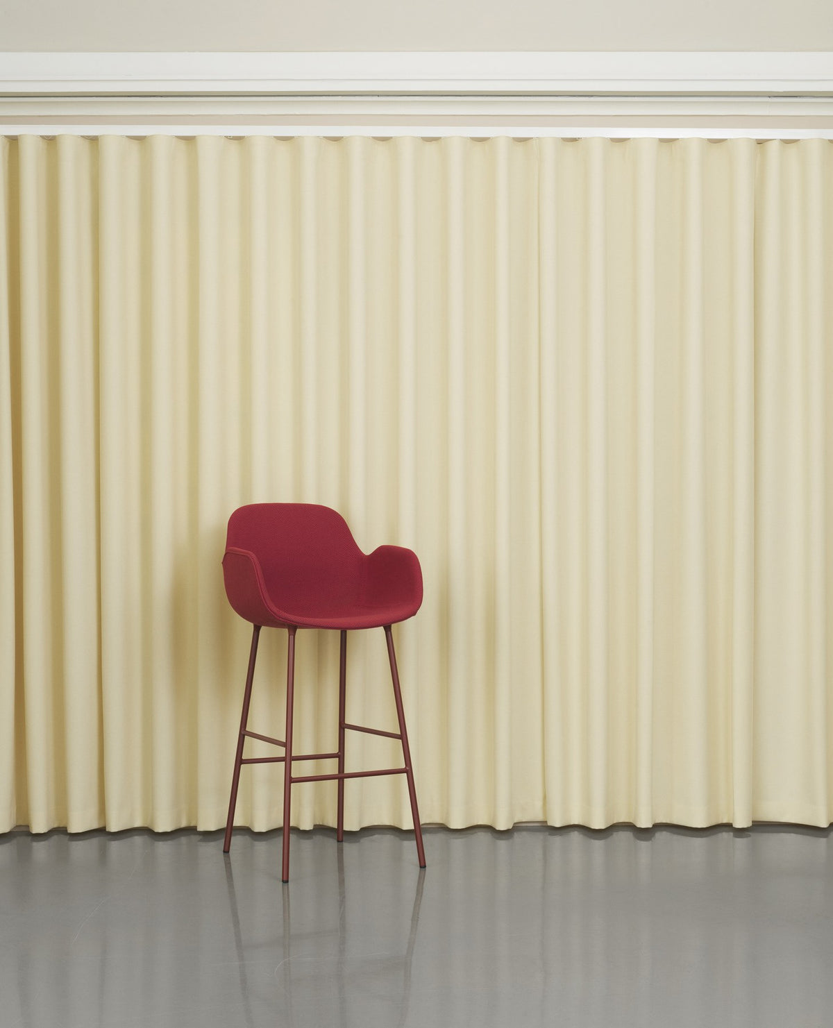 Form Bar Stuhl mit Armlehne, gepolstert, grüner Stoffbezug, Sitzschale auf pulverbeschichtetem Stahlgestell, Sitzhöhe 75 cm, von Normann Copenhagen.