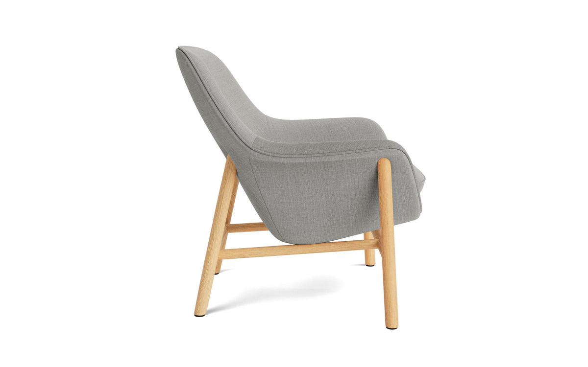 Drape Lounge-Sessel niedrig Eiche Remix in Remix 133 präsentiert im Onlineshop von KAQTU Design AG. Sessel ist von Normann Copenhagen