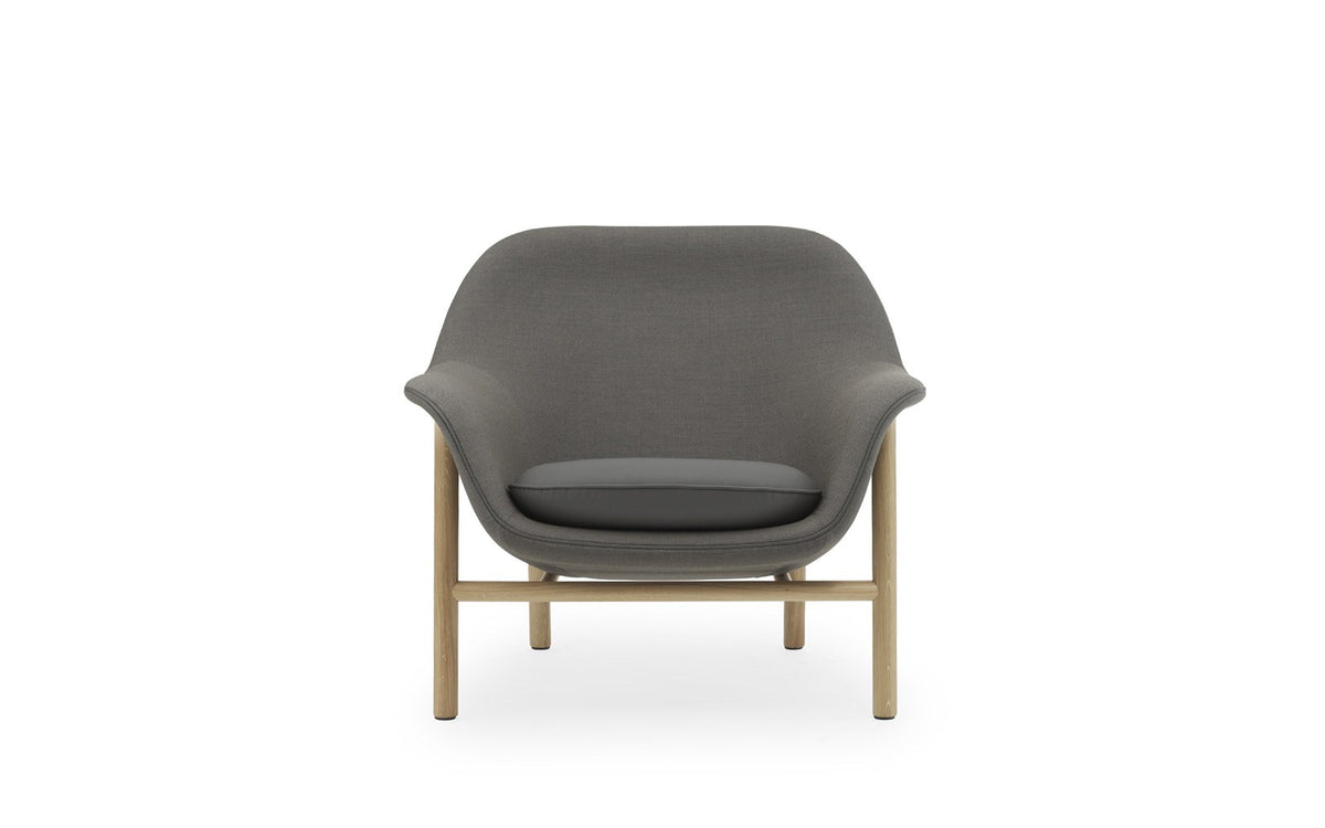 Drape Lounge-Sessel niedrig von Normann Copenhagen: gepolsterte Sitzschale aus PU-Schaum, Bezugsstoff Steelcut Trio, Beine aus lackierter Eiche.