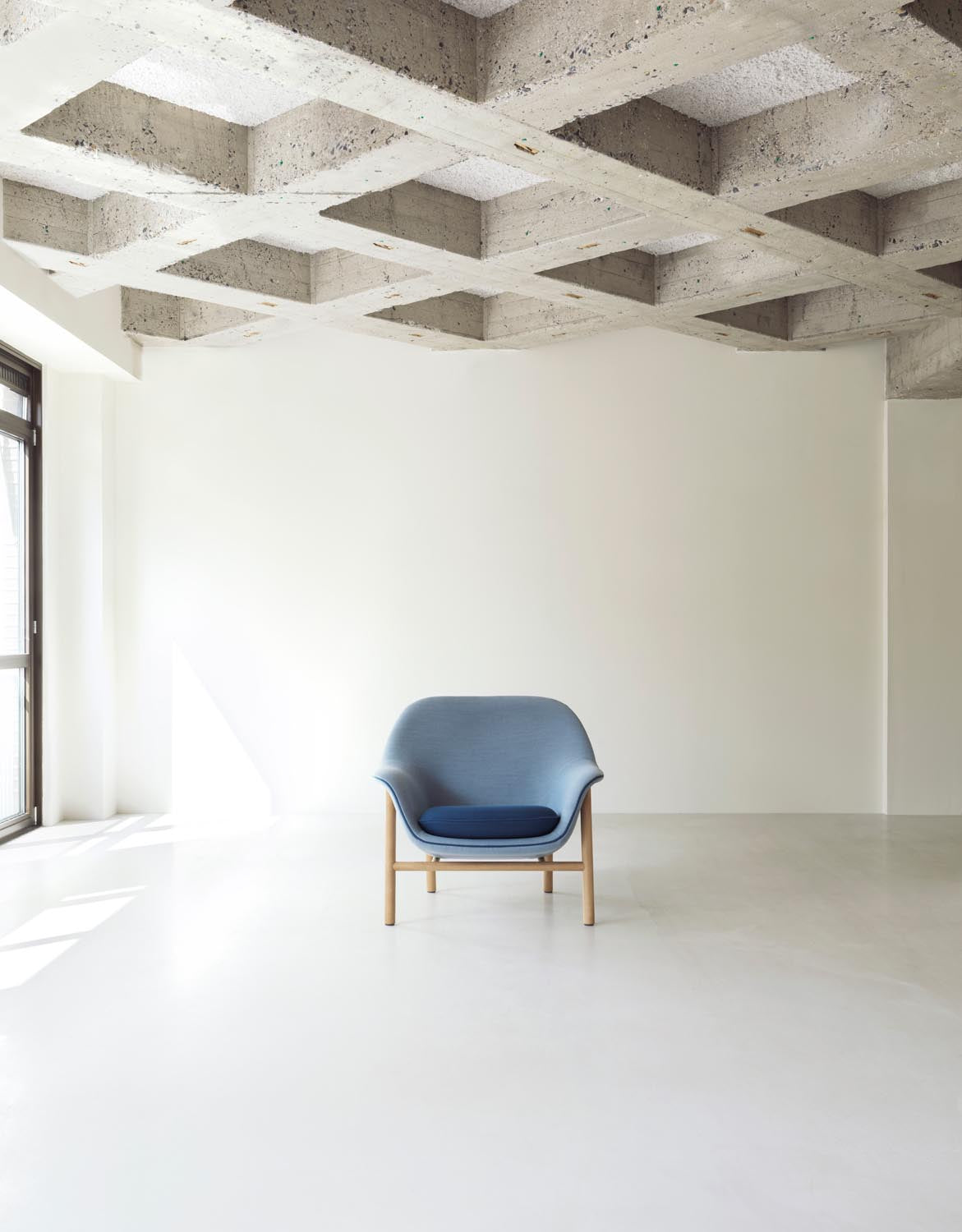 Drape Lounge Sessel tief in Ultra 41599 präsentiert im Onlineshop von KAQTU Design AG. Sessel mit Armlehnen ist von Normann Copenhagen