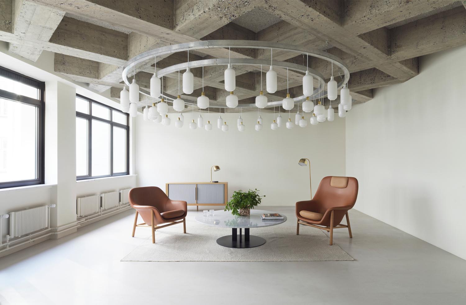 Eleganter Drape Lounge Sessel: Sanfte Kurven, organische Kontur, vielfältige Bezüge, Stahl- oder Eichenbeine, individuell anpassbar.