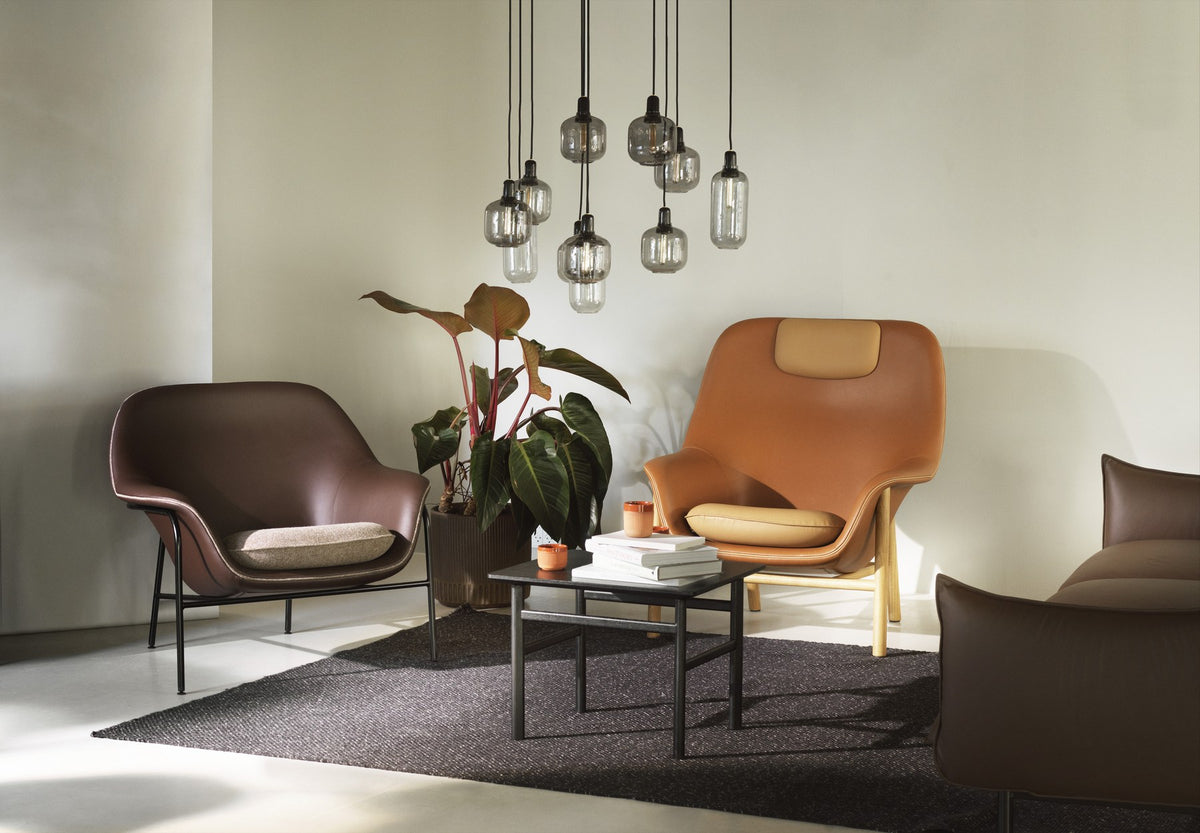 Drape Lounge-Sessel von Normann Copenhagen, niedrige Rückenlehne, Sitzschale aus PU-Schaum, Gestell aus pulverbeschichtetem Stahl, Bezug Braun.