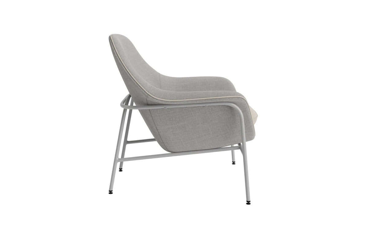 Drape Lounge-Sessel niedrig Grau stahl Remix in Remix 133 präsentiert im Onlineshop von KAQTU Design AG. Sessel mit Armlehnen ist von Normann Copenhagen