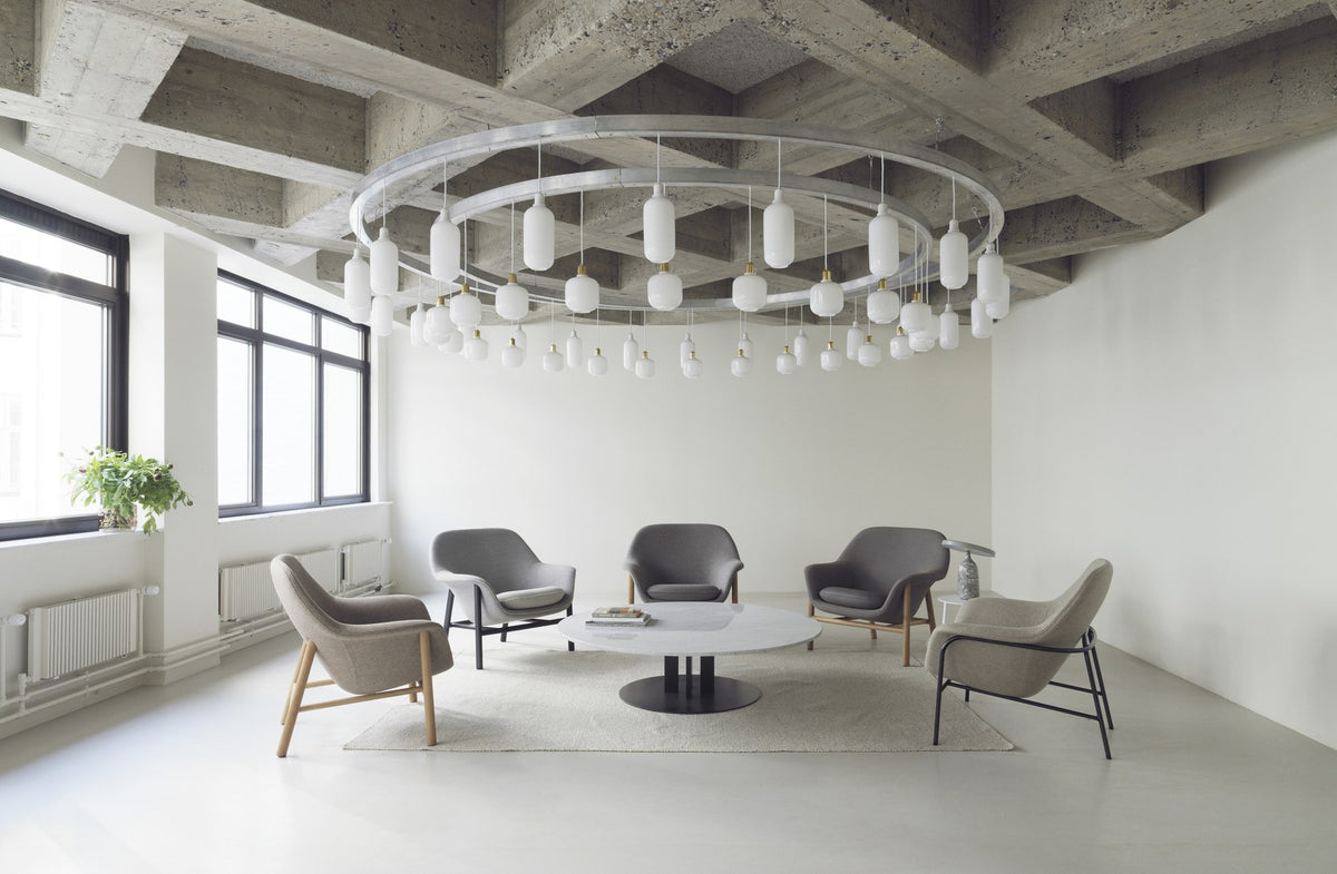 Drape Lounge-Sessel von Normann Copenhagen, niedrige Rückenlehne, Sitzschale aus PU-Schaum, Gestell aus pulverbeschichtetem Stahl, Bezug Braun.