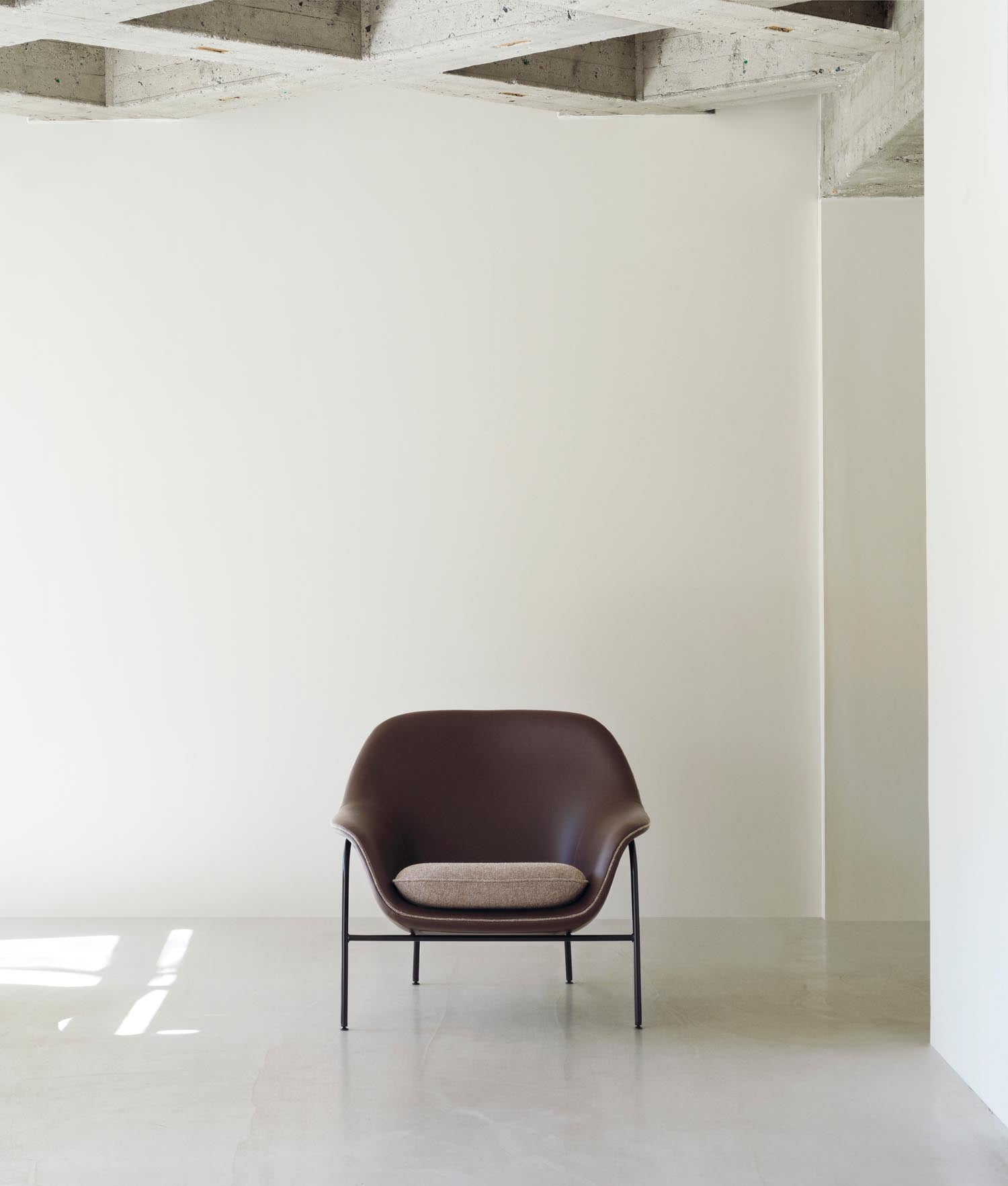 Eleganter Drape Lounge-Sessel in Schwarz: Niedriges Profil, edles Stahlgestell und feines Ultra Leder vereinen Komfort und skandinavisches Design.