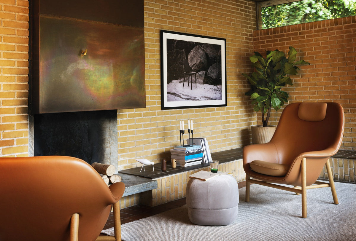 Drape Lounge-Sessel von Normann Copenhagen mit hoher Rückenlehne, orangem Bezugsstoff und Beinen aus schwarzer Eiche.