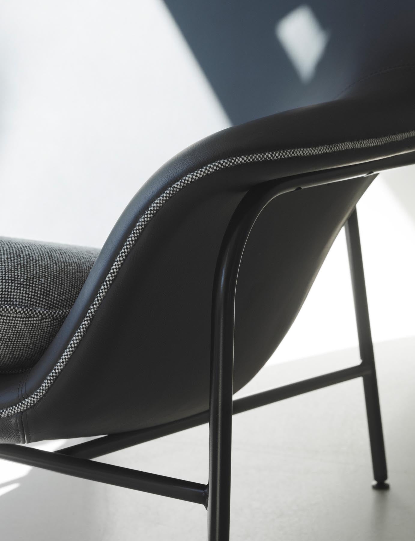 Drape Lounge-Sessel hoch grauem Stahl Remix in Remix 133 präsentiert im Onlineshop von KAQTU Design AG. Sessel ist von Normann Copenhagen