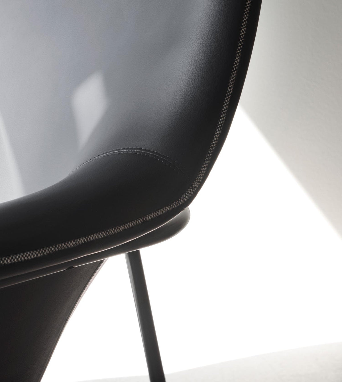 Drape Lounge-Sessel hoch grauem Stahl Remix in Remix 133 präsentiert im Onlineshop von KAQTU Design AG. Sessel ist von Normann Copenhagen