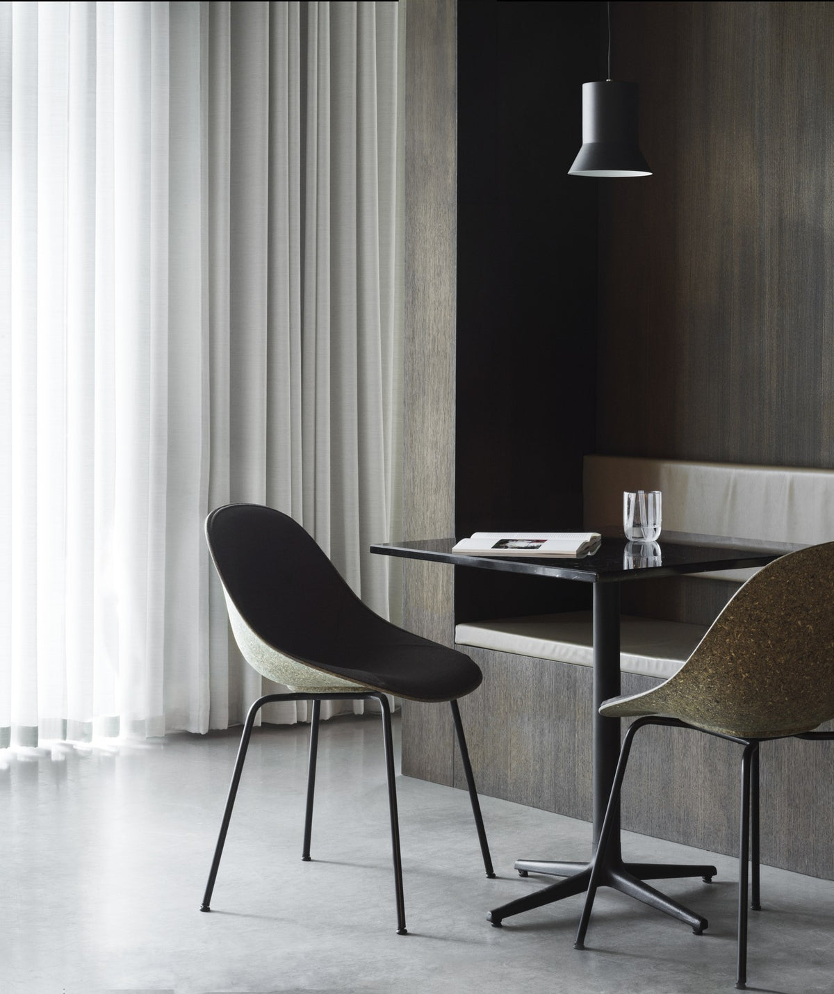 Stuhl Mat von Normann Copenhagen mit cremefarbener Sitzschale aus Hanffasern und Seegras, montiert auf vier lackierten Stahlbeinen.