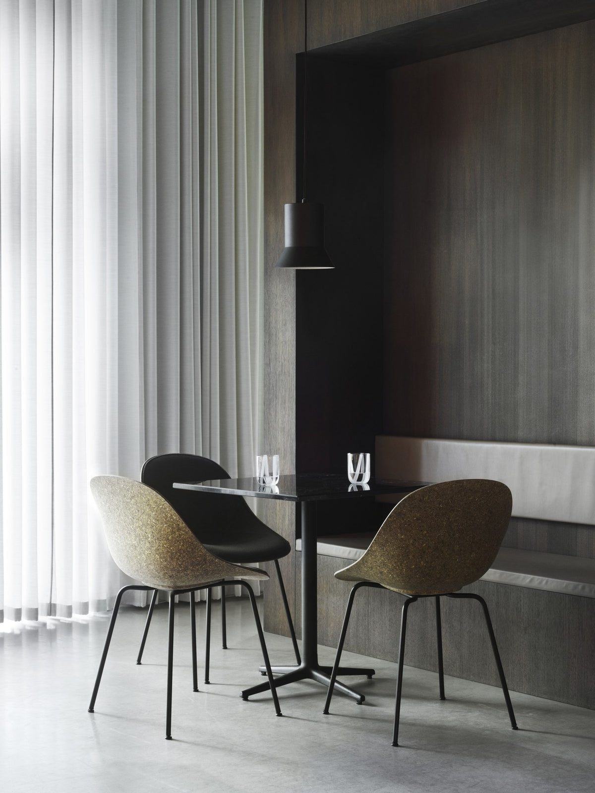 Stuhl Mat von Normann Copenhagen mit cremefarbener Sitzschale aus Hanffasern und Seegras, montiert auf vier lackierten Stahlbeinen.