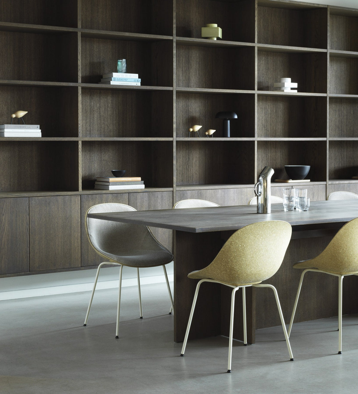 Stuhl Mat von Normann Copenhagen mit beiger Sitzschale aus Hanffasern und Gestell aus pulverbeschichtetem Stahl, schlichte skandinavische Form.
