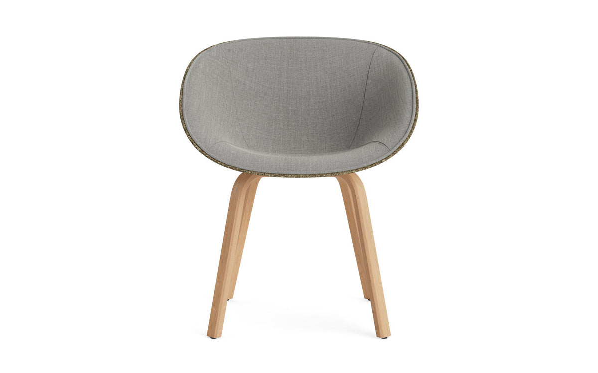 Mat Lehnstuhl Frontpolster Seegras Buchenholz in Remix 133 präsentiert im Onlineshop von KAQTU Design AG. Stuhl mit Armlehne ist von Normann Copenhagen