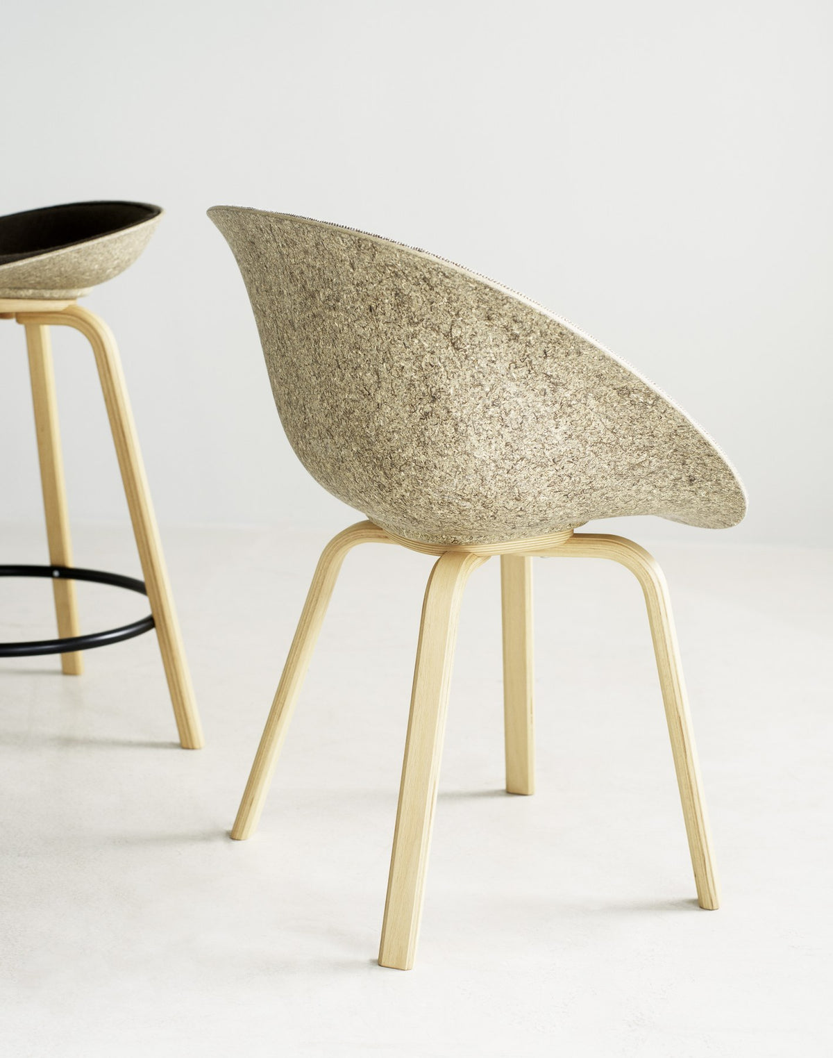 Mat Lehnstuhl mit Armlehne von Normann Copenhagen: Sitzschale aus Seegras-Hanf-Material, gepolstert in Beige, Gestell aus Buchenholz, runde Form.
