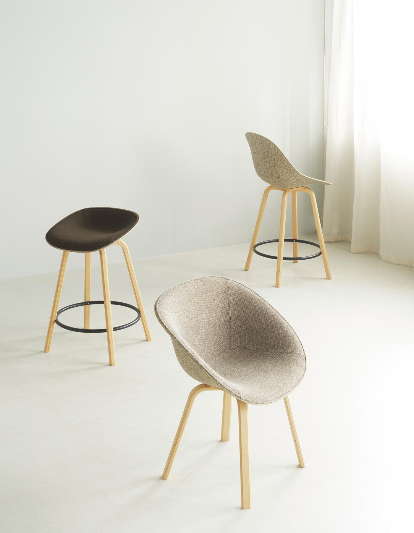 Erleben Sie den Mat Lehnstuhl von Normann Copenhagen: Ein stilvolles, nachhaltiges Möbelstück aus Seegras und Buchenholz, perfekt für jeden Raum.