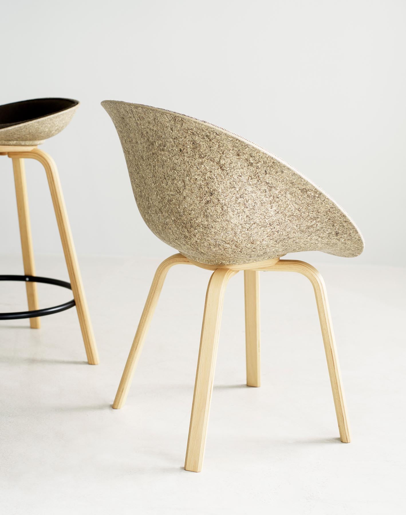 Mat Lehnstuhl Frontpolster Seegras Buchenholz Gruppe 7 in Ultra 41599 präsentiert im Onlineshop von KAQTU Design AG. Stuhl mit Armlehne ist von Normann Copenhagen