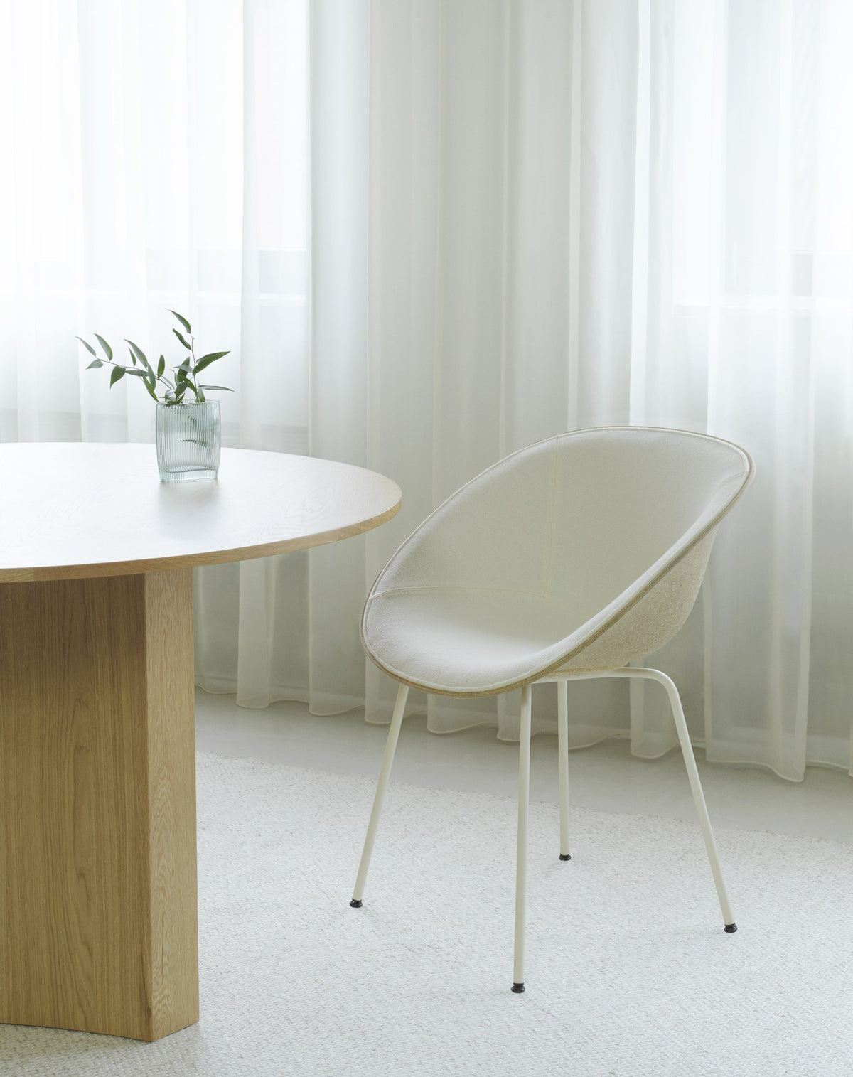 Mat Lehnstuhl von Normann Copenhagen mit cremefarbener Sitzschale aus Hanffasern und Armlehnen auf lackiertem Stahlgestell