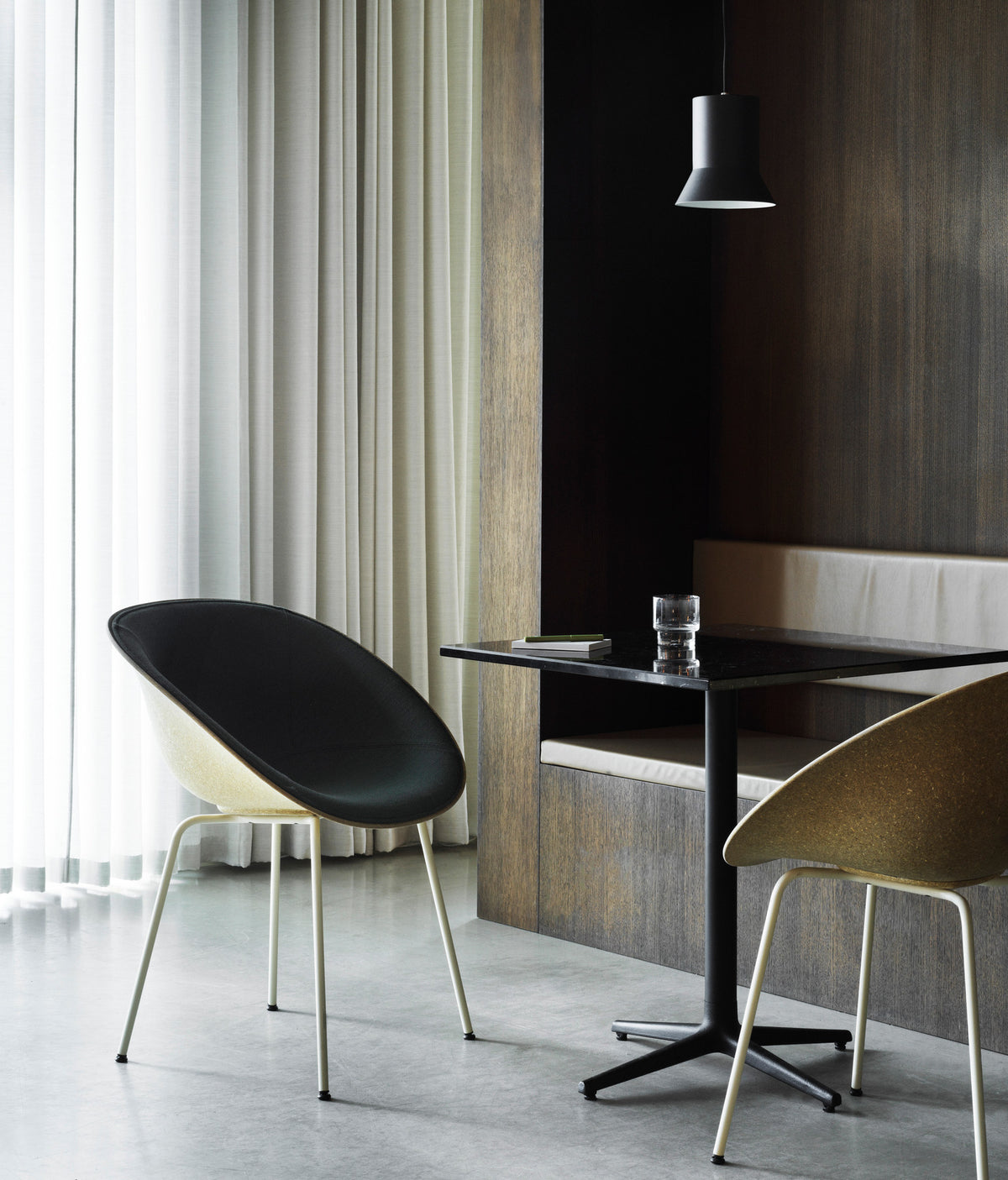 Mat Lehnstuhl polster Hanffasern Creme stahl in Hallingdal 110 präsentiert im Onlineshop von KAQTU Design AG. Stuhl mit Armlehne ist von Normann Copenhagen