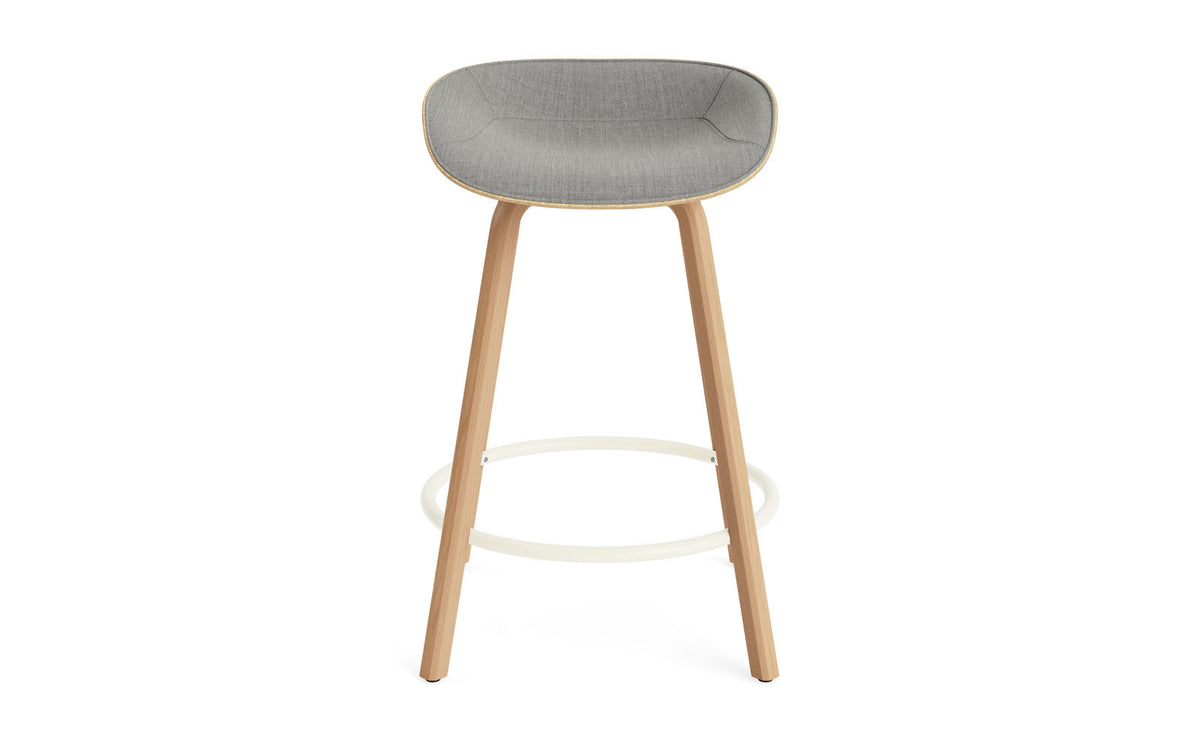 Mat Barstuhl 65 cm Frontpolster Hanffasern Buchenholz/creme in Remix 133 präsentiert im Onlineshop von KAQTU Design AG. Barstuhl ist von Normann Copenhagen