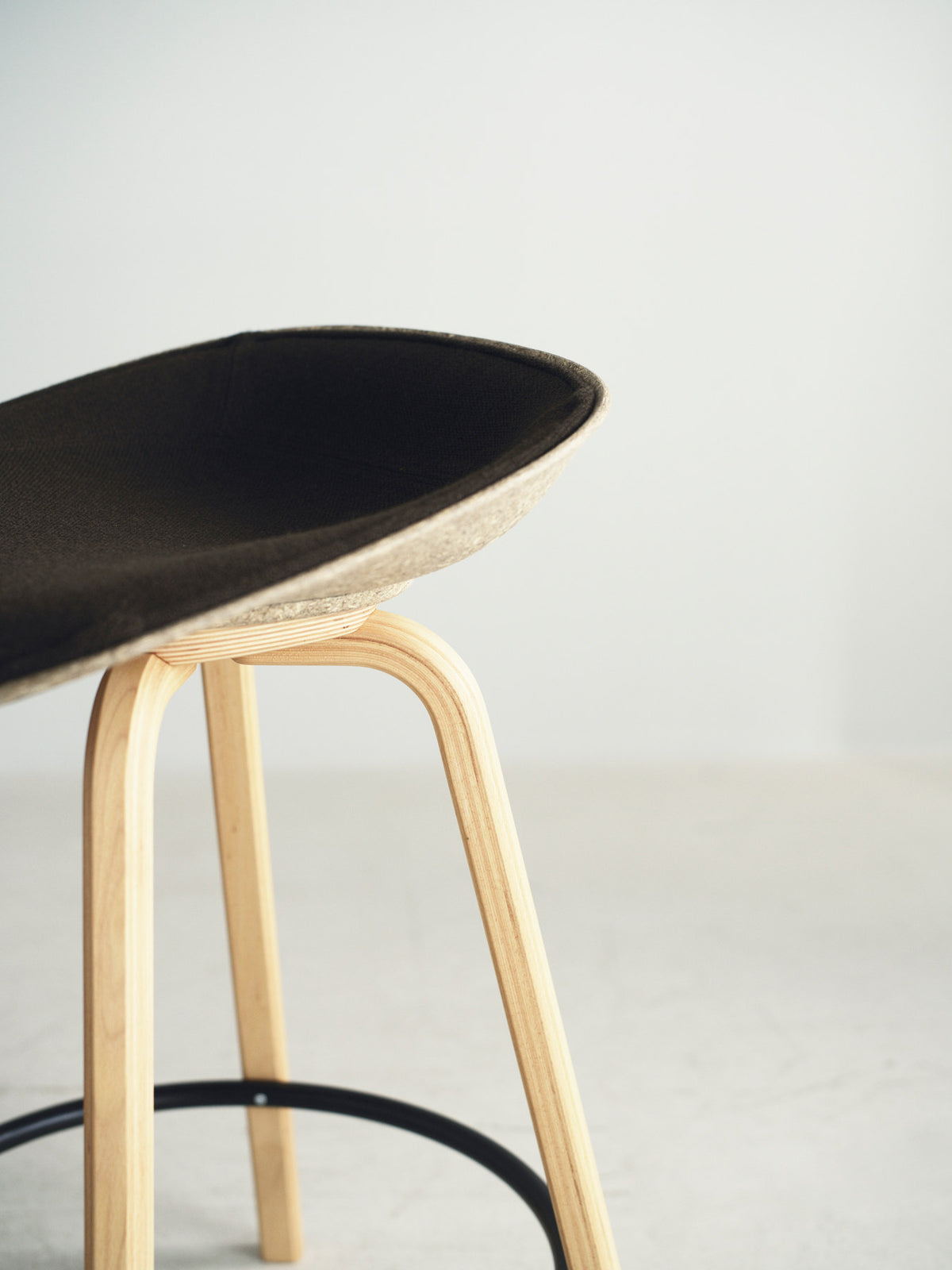 Mat Barstuhl 65 cm Frontpolster Hanffasern Buchenholz/schwarz in Ultra 41599 präsentiert im Onlineshop von KAQTU Design AG. Barstuhl ist von Normann Copenhagen